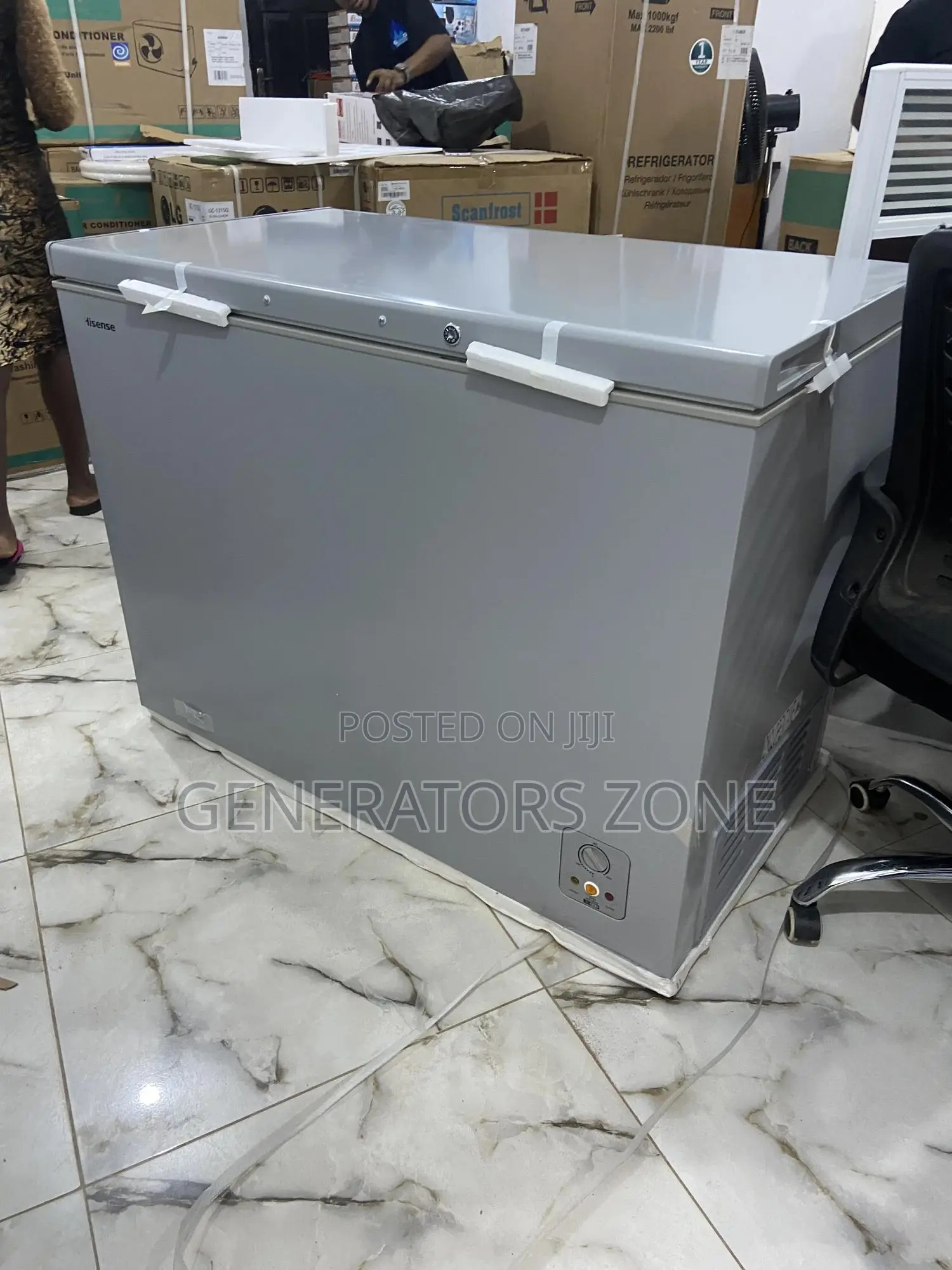 Hisense 44kg Chest Freezer Freely Reversible Controller-297l