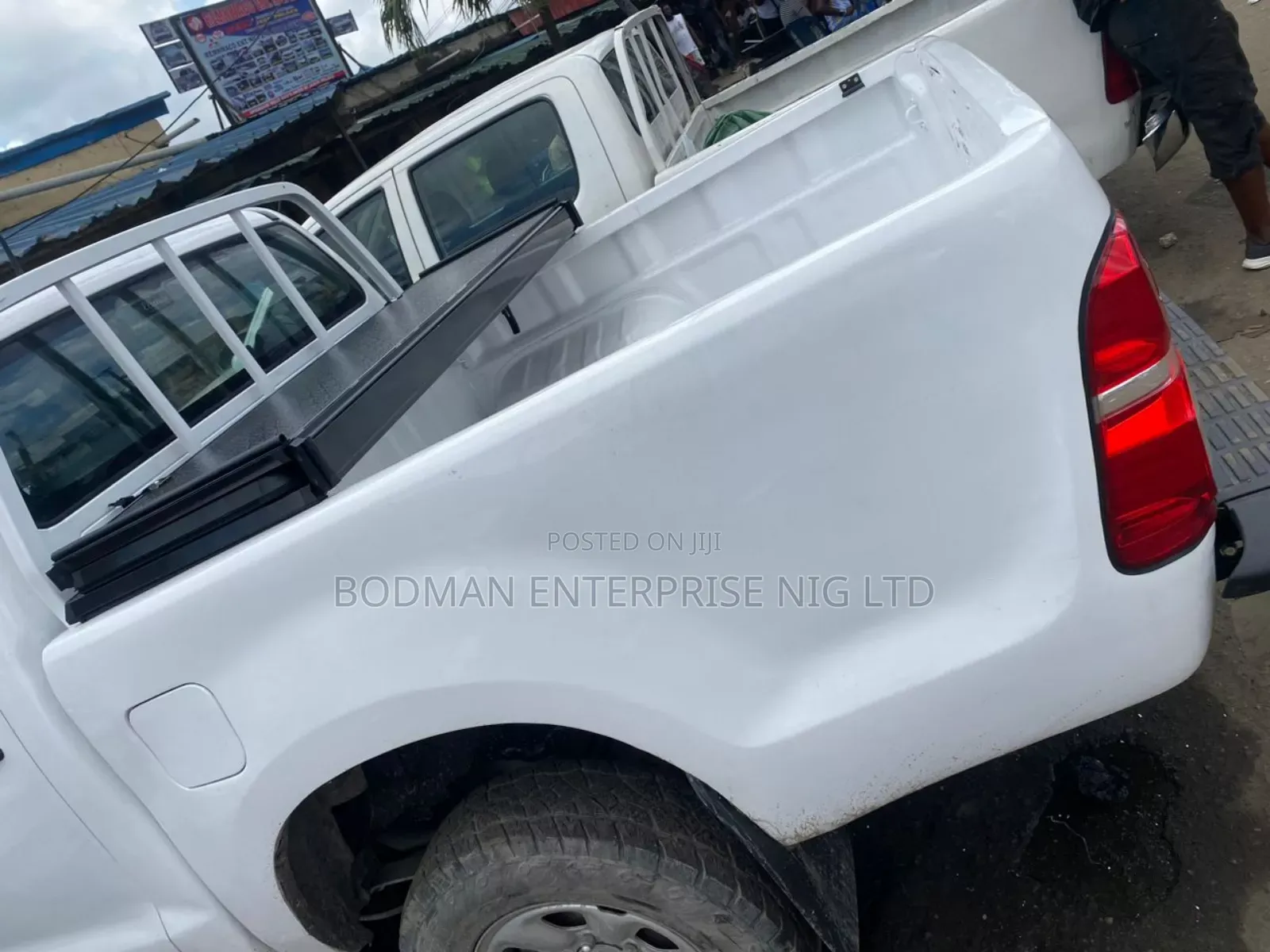 Fiber Cover for Toyota Hilux at _-"'1