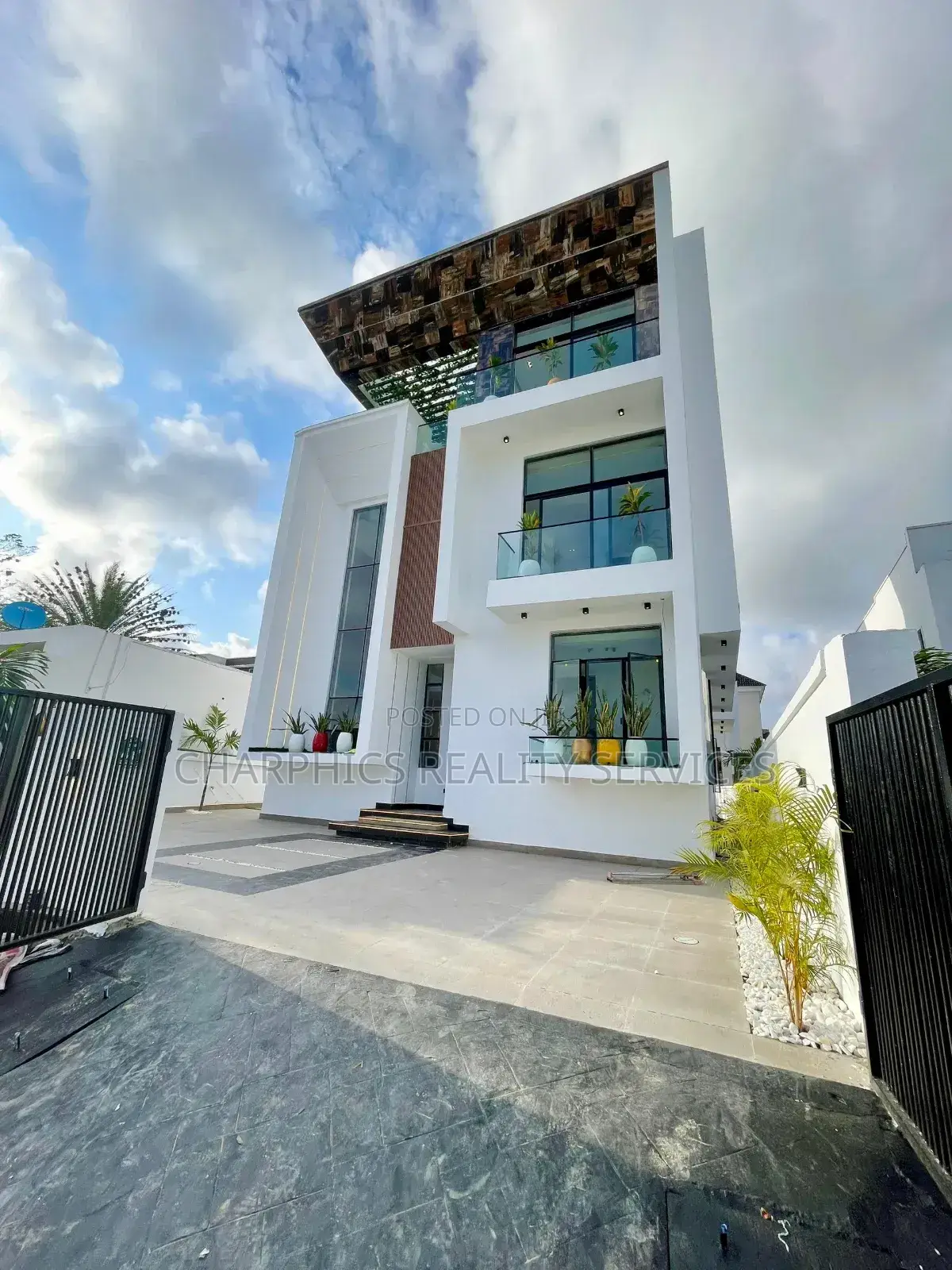 5bdrm Mansion in Osapa london for sale