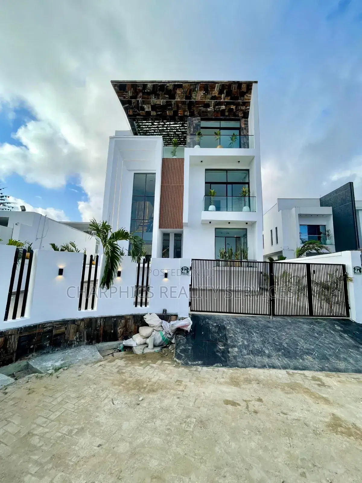 5bdrm Mansion in Osapa london for sale