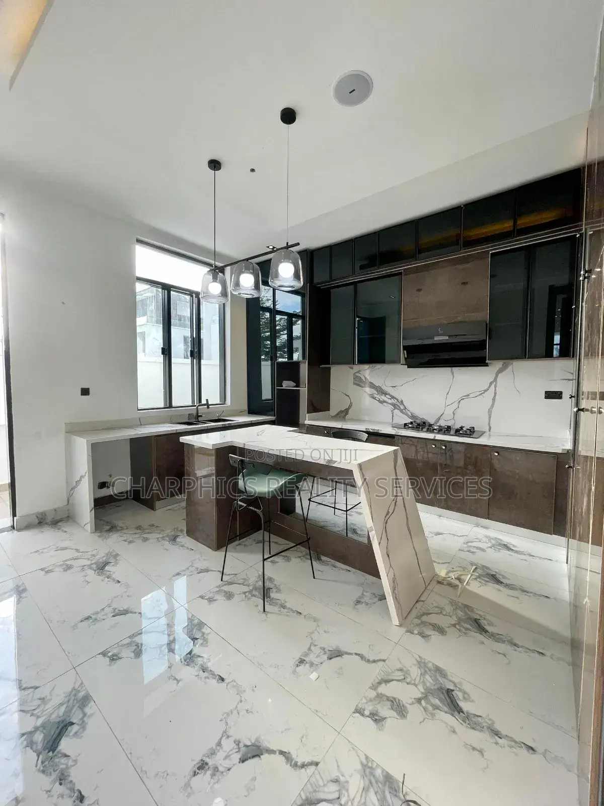 5bdrm Mansion in Osapa london for sale