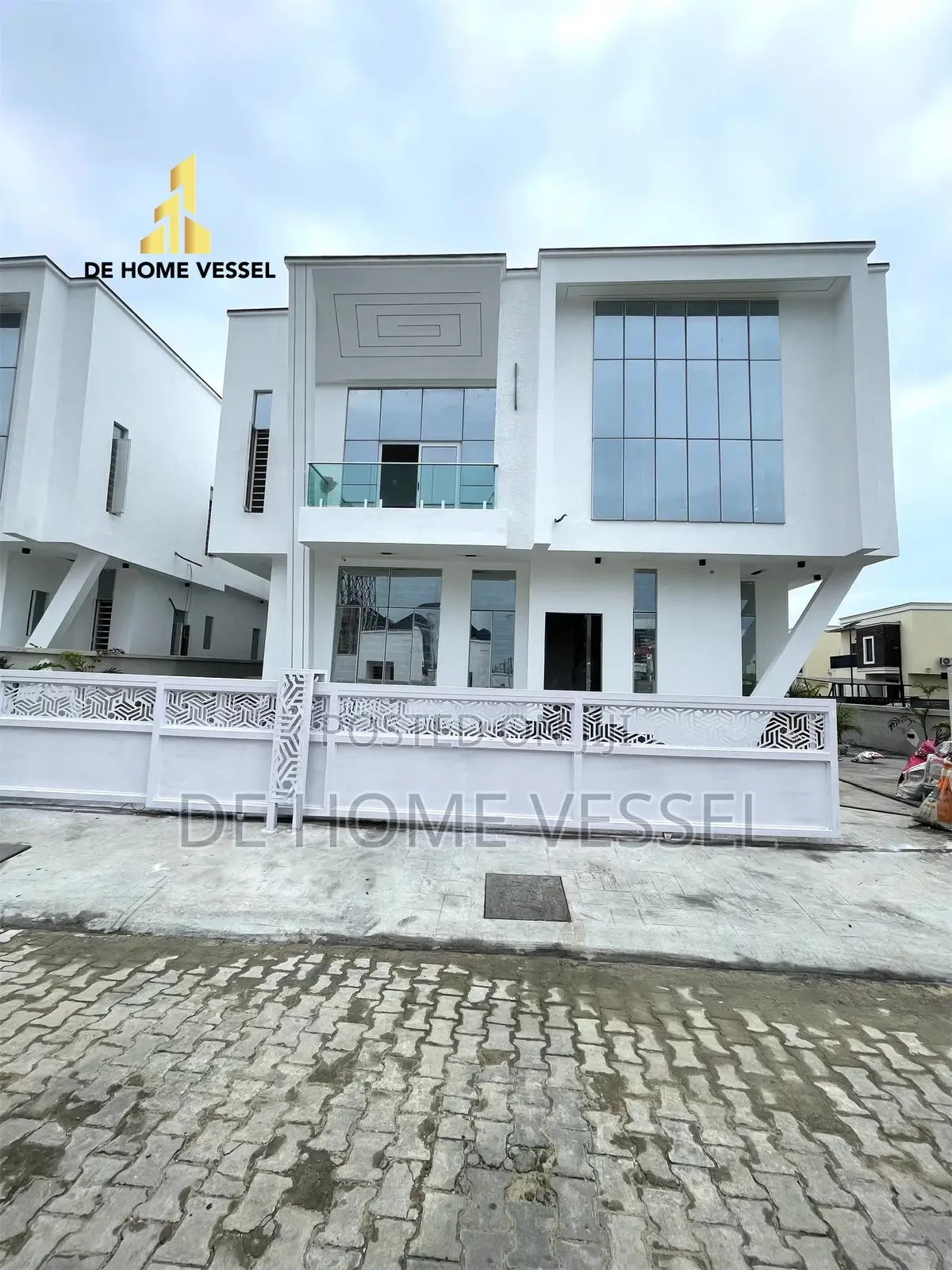 5bdrm Duplex in Chevron for sale