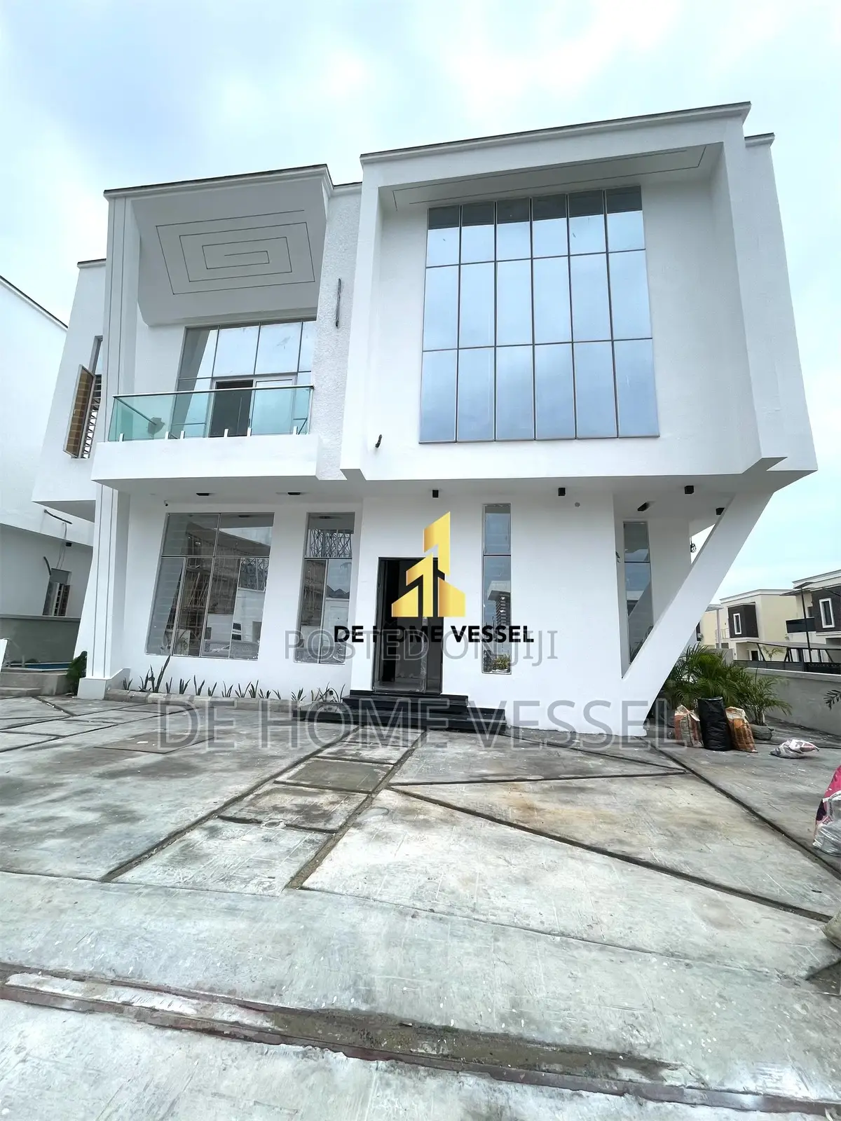 5bdrm Duplex in Chevron for sale