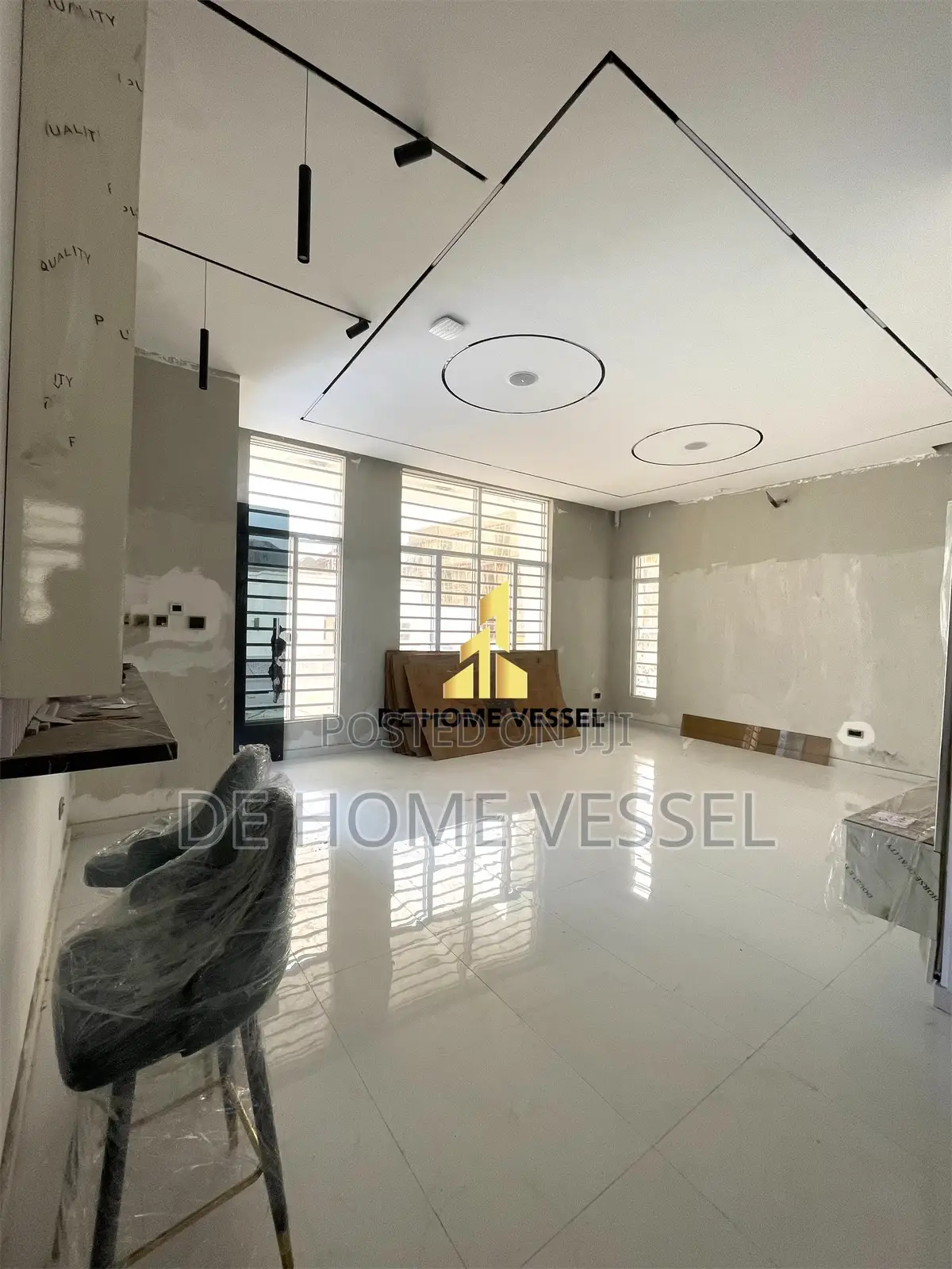 5bdrm Duplex in Chevron for sale