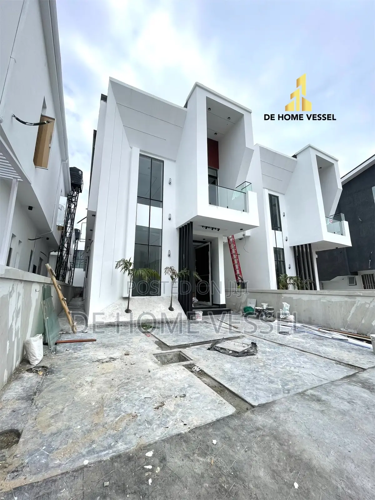 5bdrm Duplex in Chevron for sale