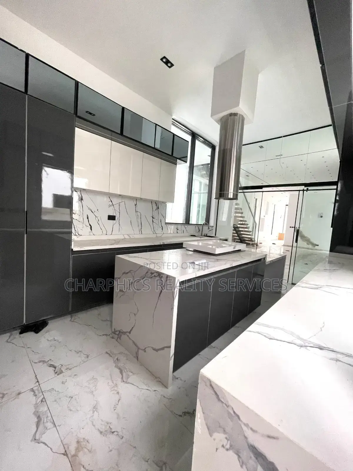 5bdrm Duplex in Chevron for sale
