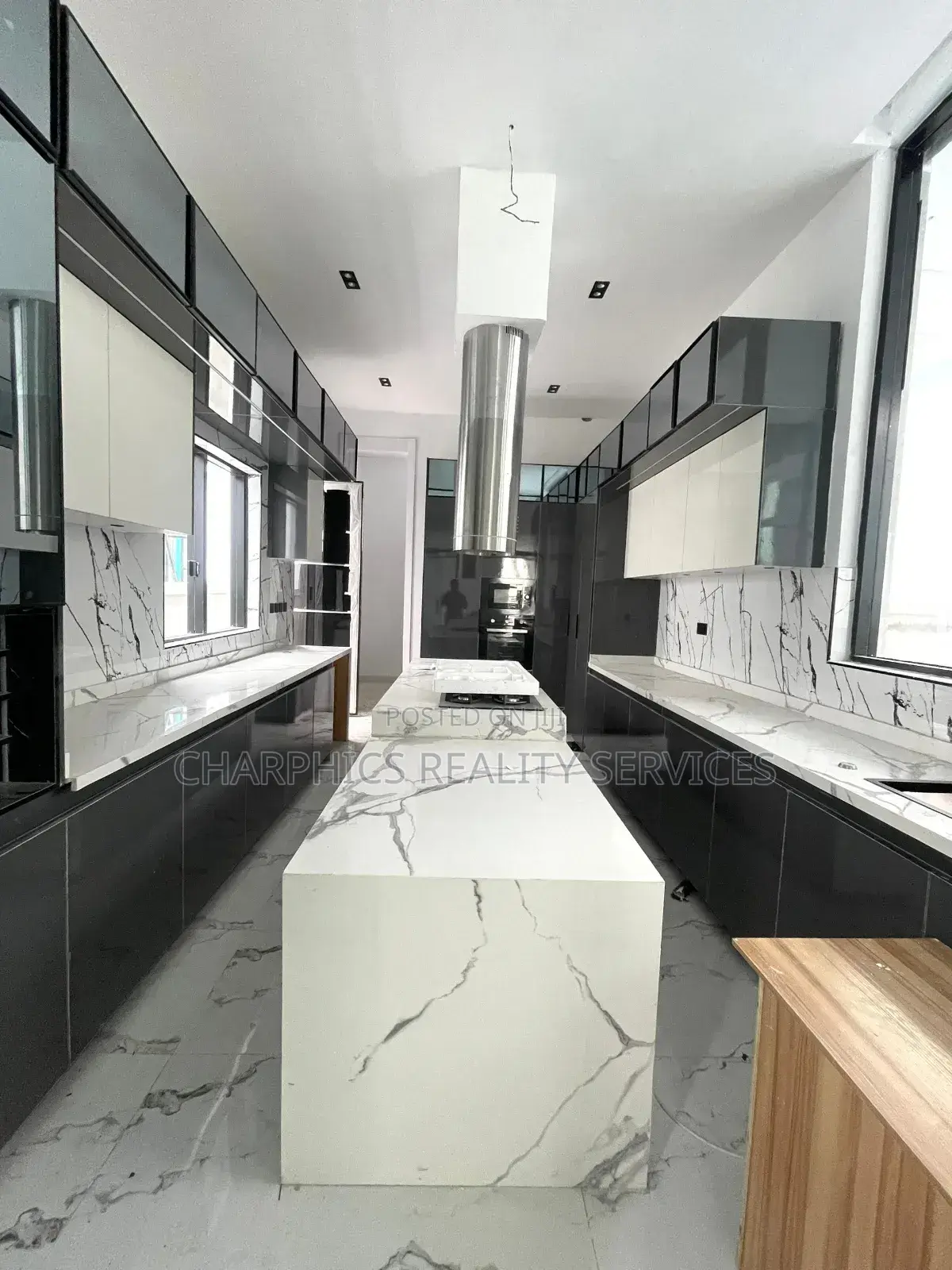 5bdrm Duplex in Chevron for sale
