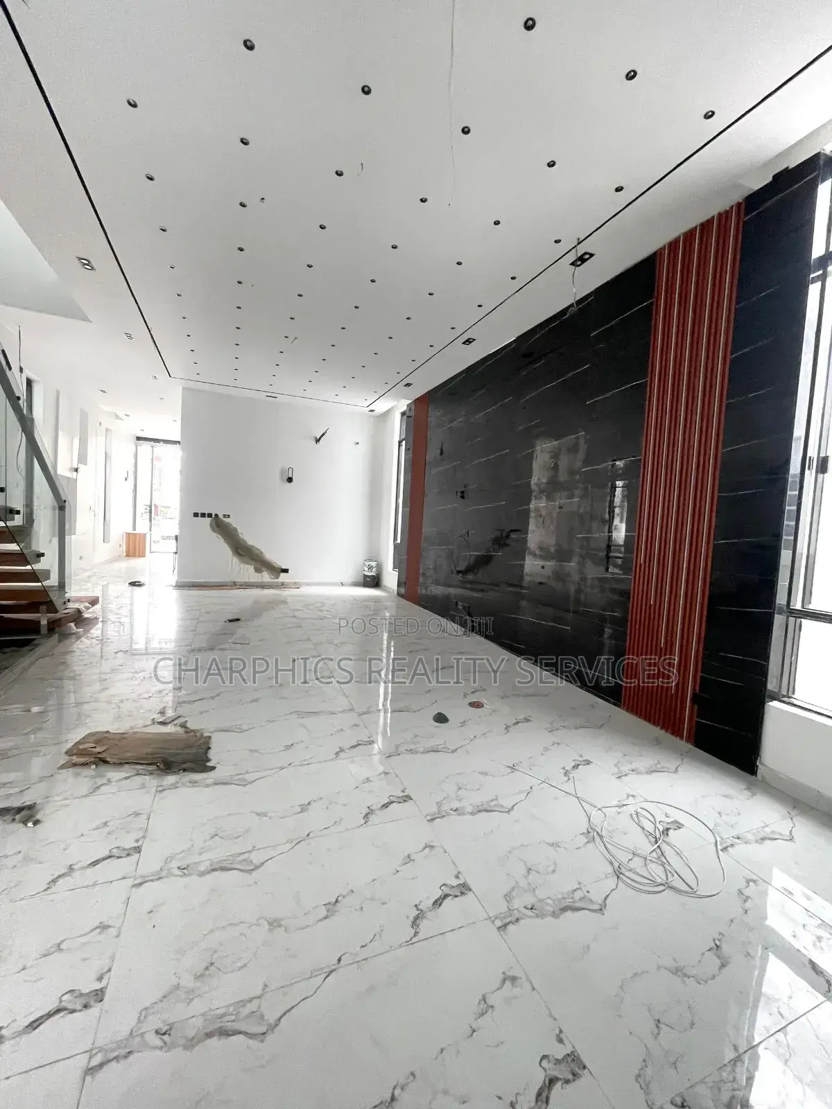 5bdrm Duplex in Chevron for sale