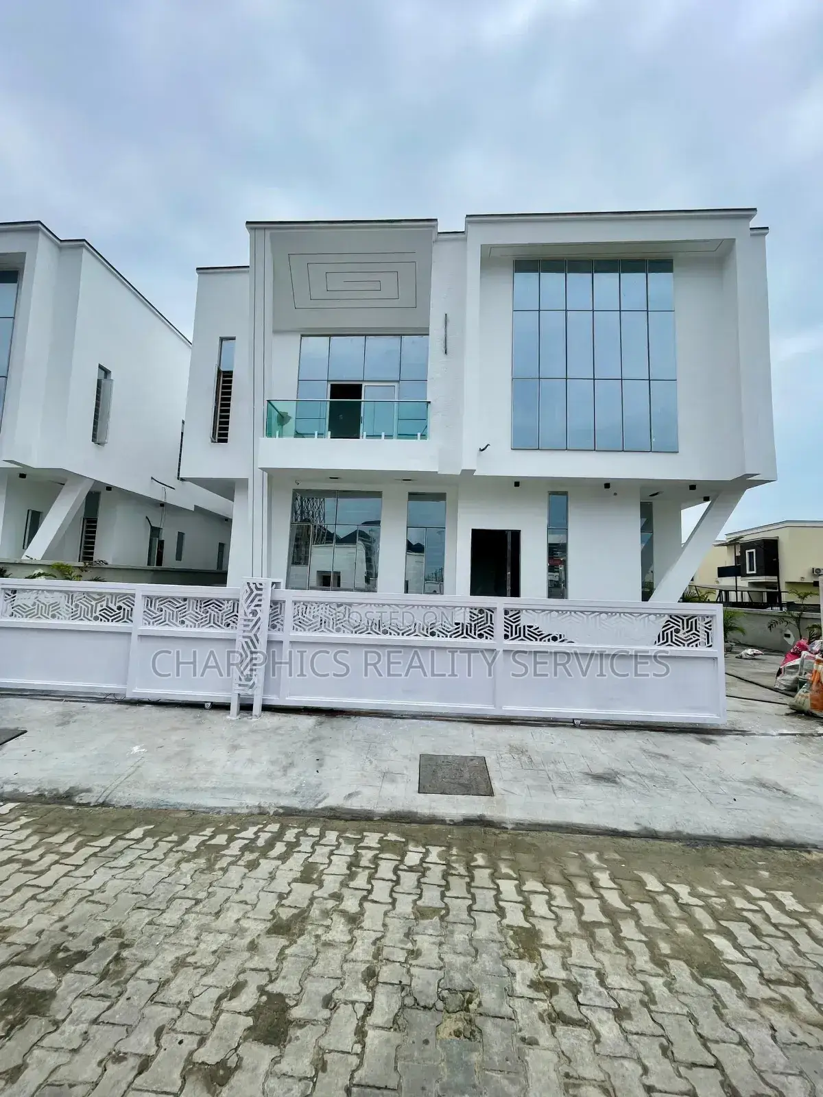 5bdrm Duplex in Chevron for sale