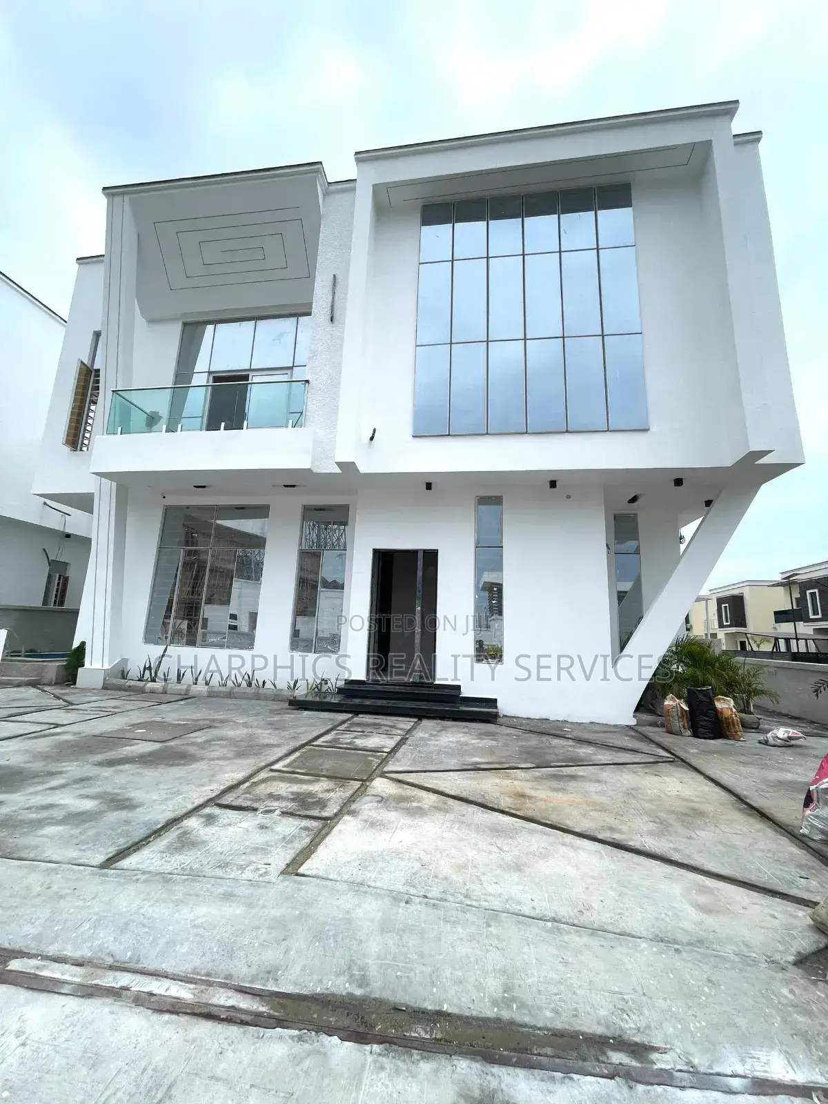 5bdrm Duplex in Chevron for sale