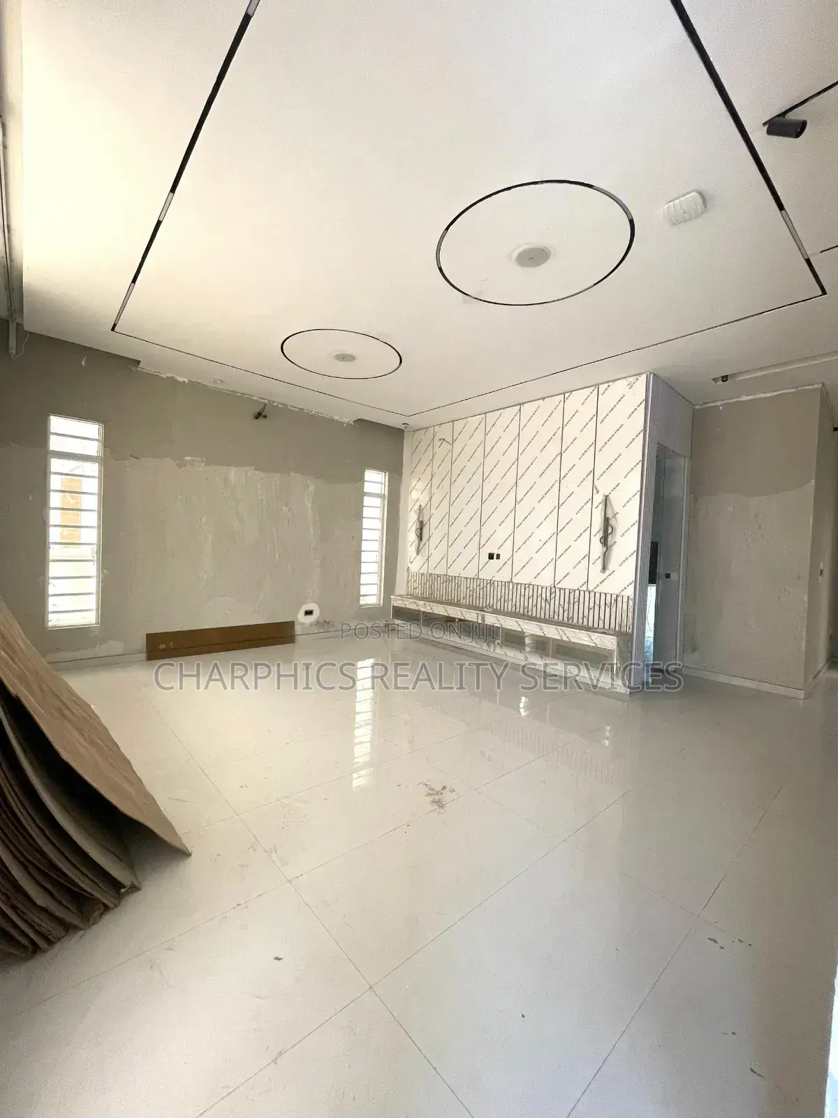 5bdrm Duplex in Chevron for sale