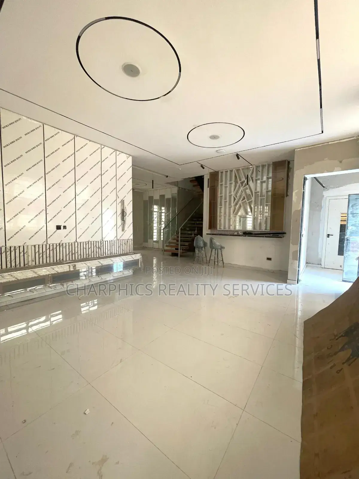 5bdrm Duplex in Chevron for sale