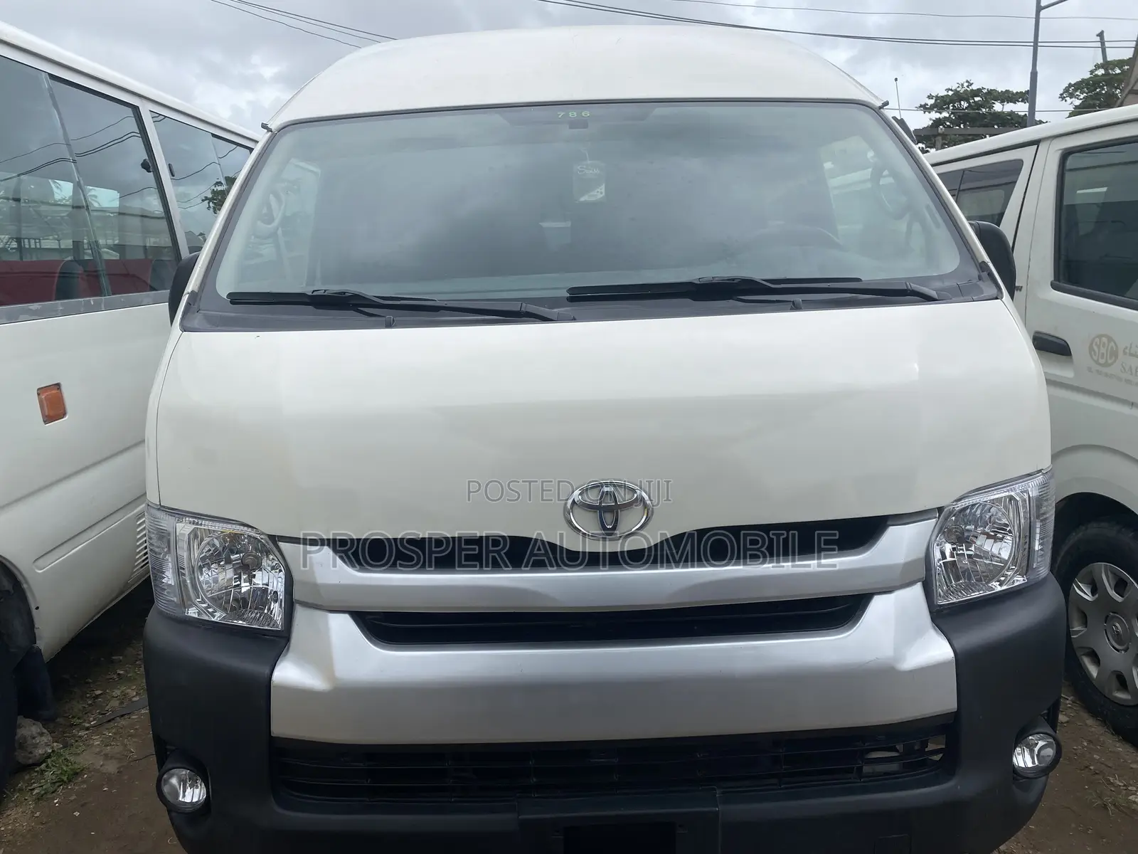 Toyota HiAce 2016 White