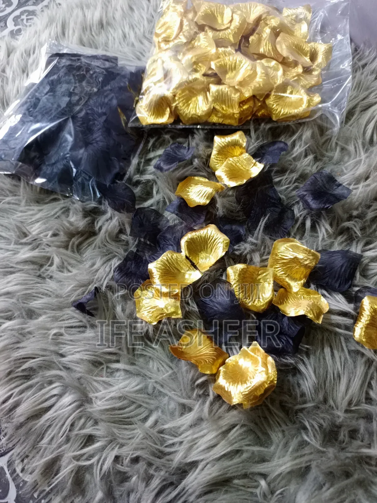 300pcs Gold Black Petals - 1 Pack
