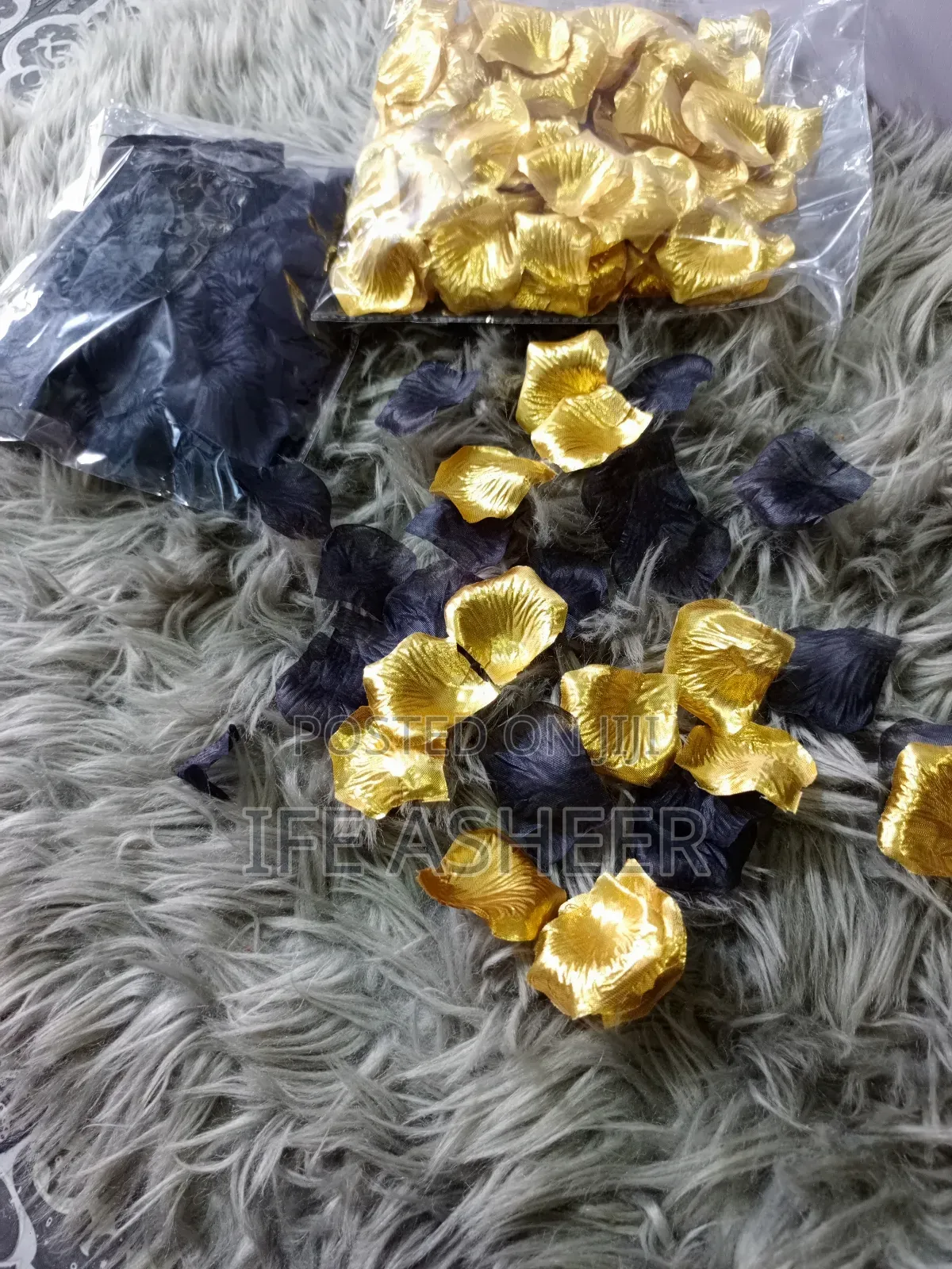 300pcs Gold Black Petals - 1 Pack