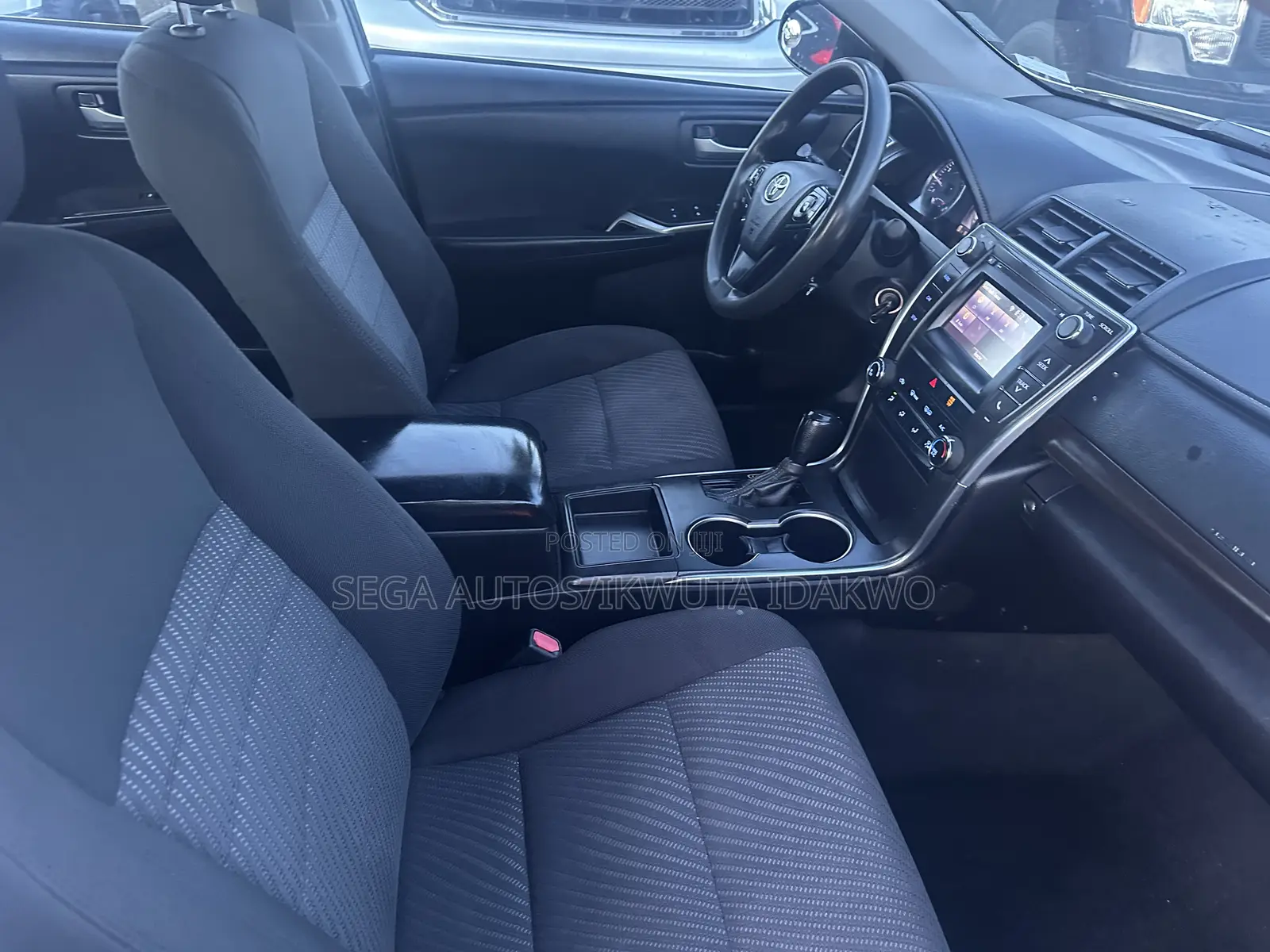 Toyota Camry LE 4dr Sedan (2.5L 4cyl 6A) 2017 White