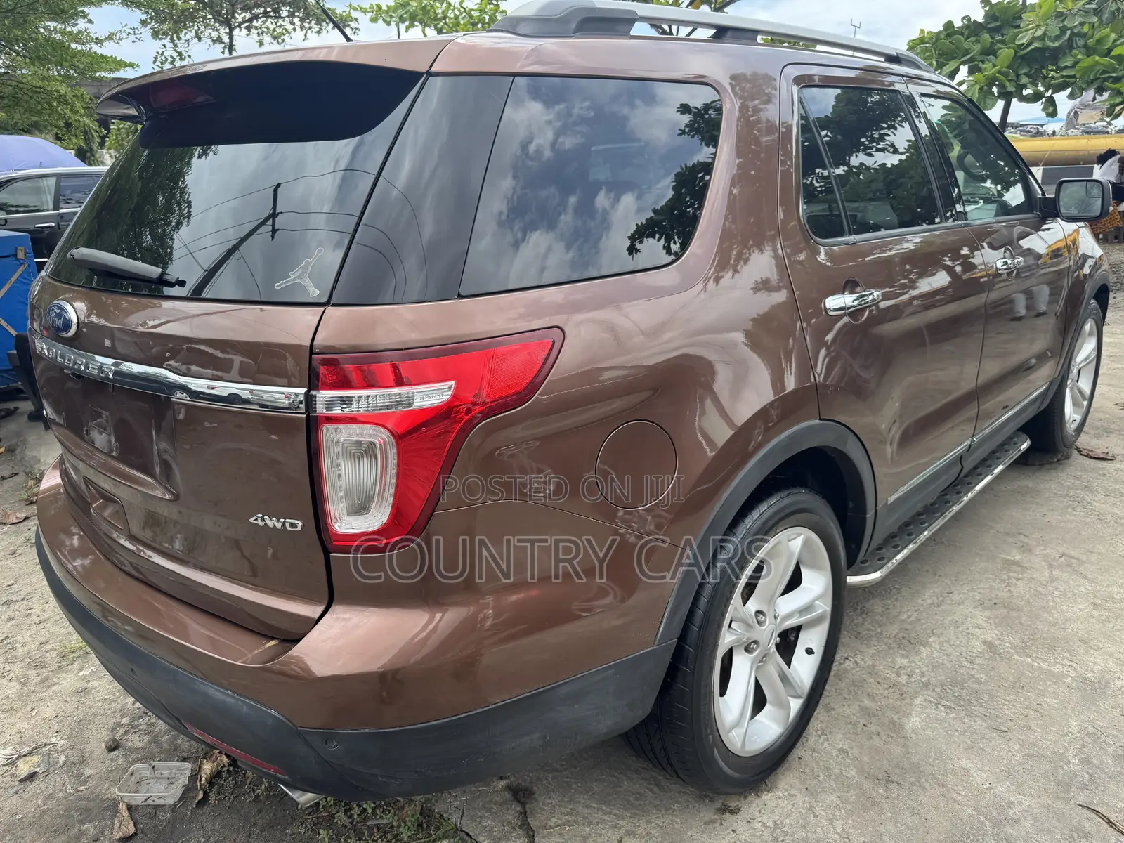Ford Explorer 2012 Gold
