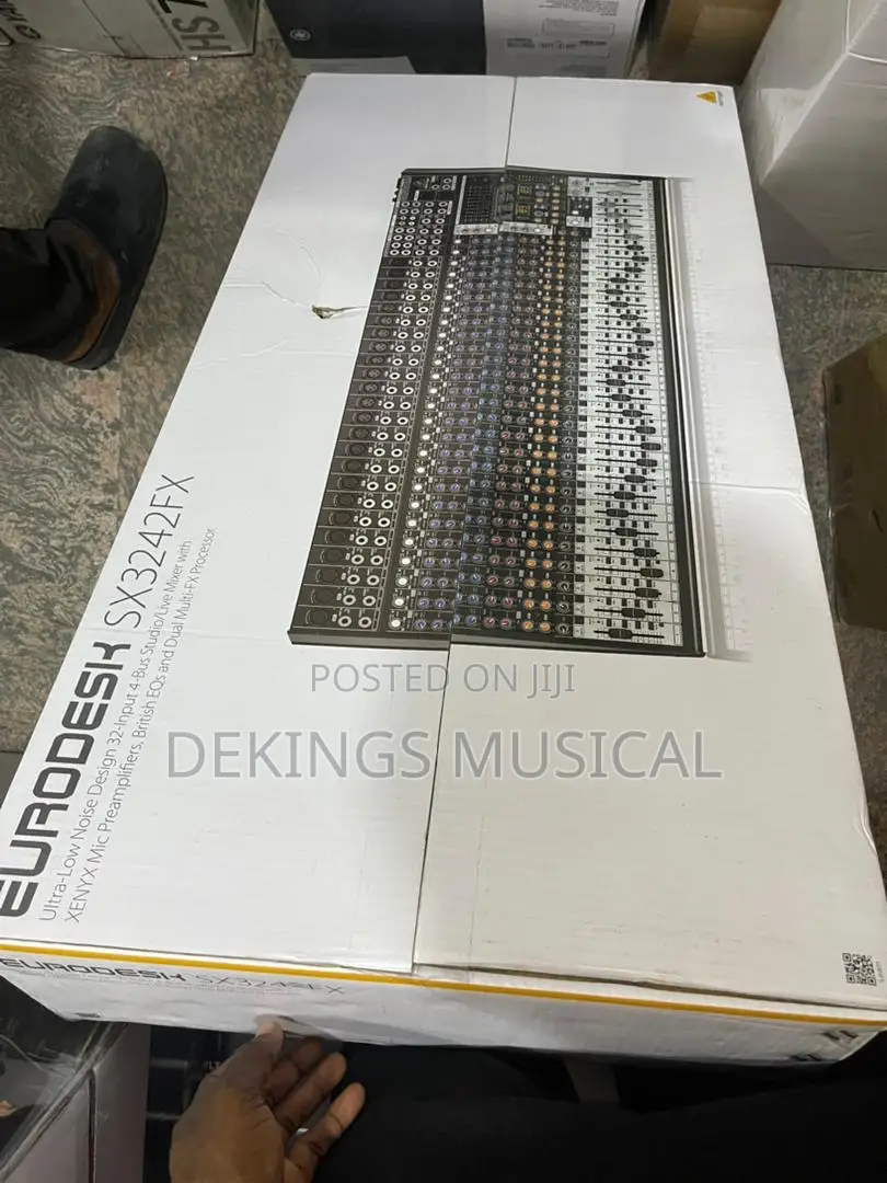 Behringer Eurodesk Sx3242fx Ultra-Low Noise Design 32-Input