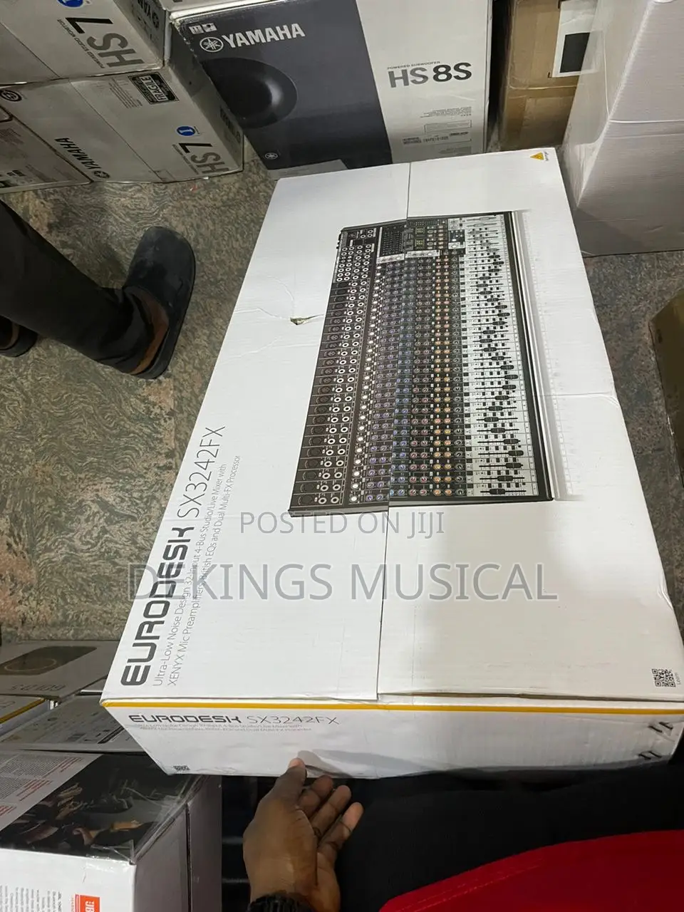 Behringer Eurodesk Sx3242fx Ultra-Low Noise Design 32-Input