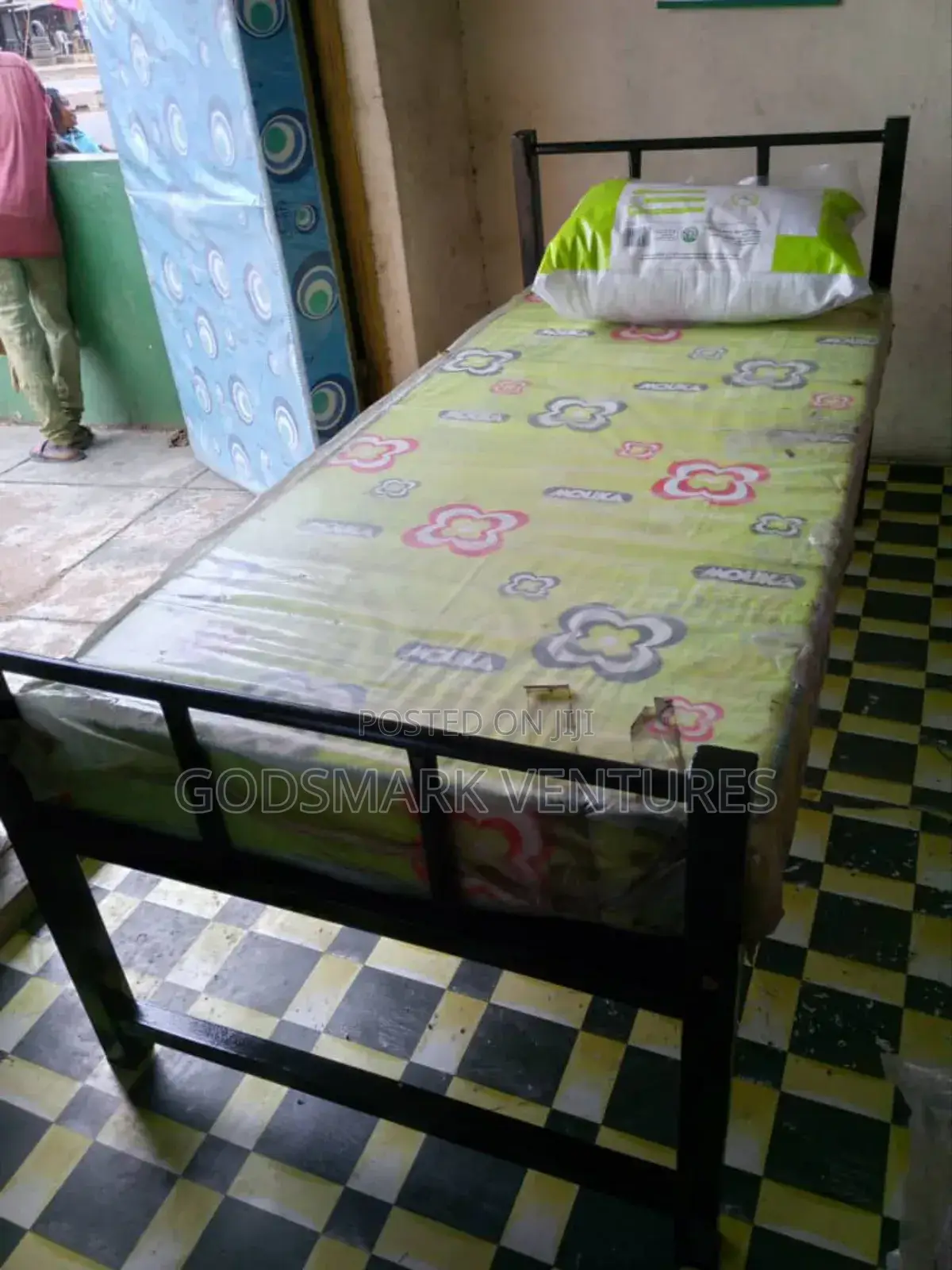 Single Metal Bedframe for Living Room.6*3 Feet.