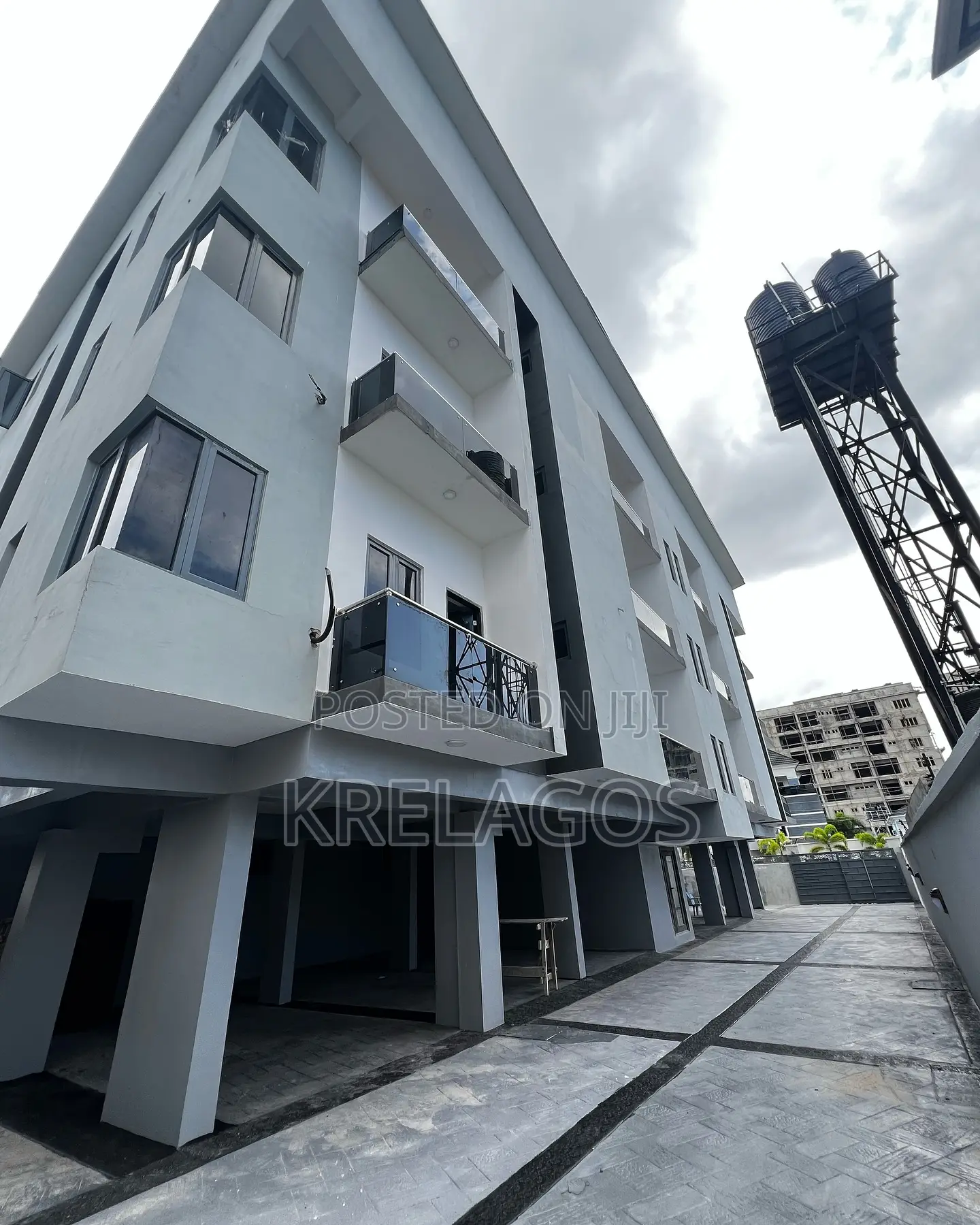 3bdrm Apartment in Lekki Phase 1 for sale