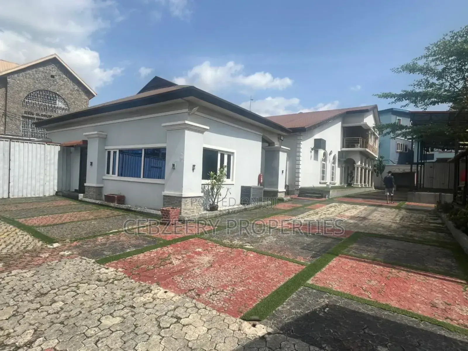 5bdrm House in Omole for sale