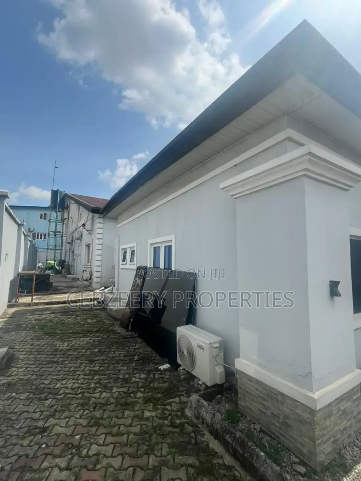 5bdrm House in Omole for sale