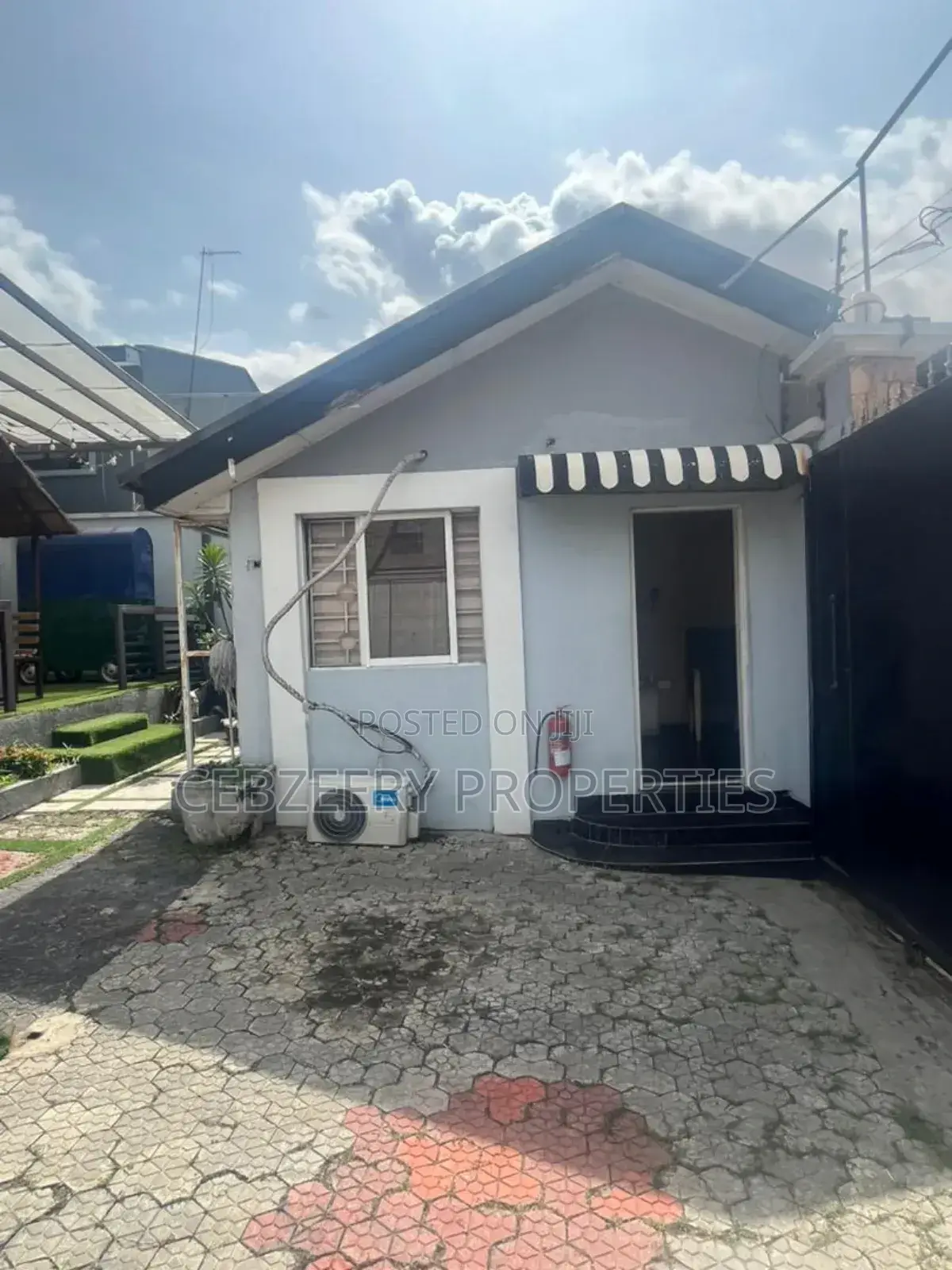 5bdrm House in Omole for sale
