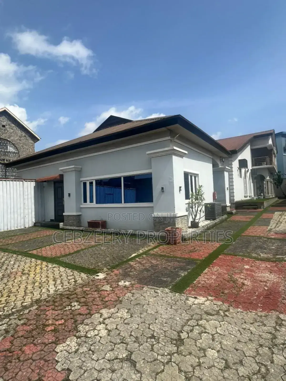 5bdrm House in Omole for sale
