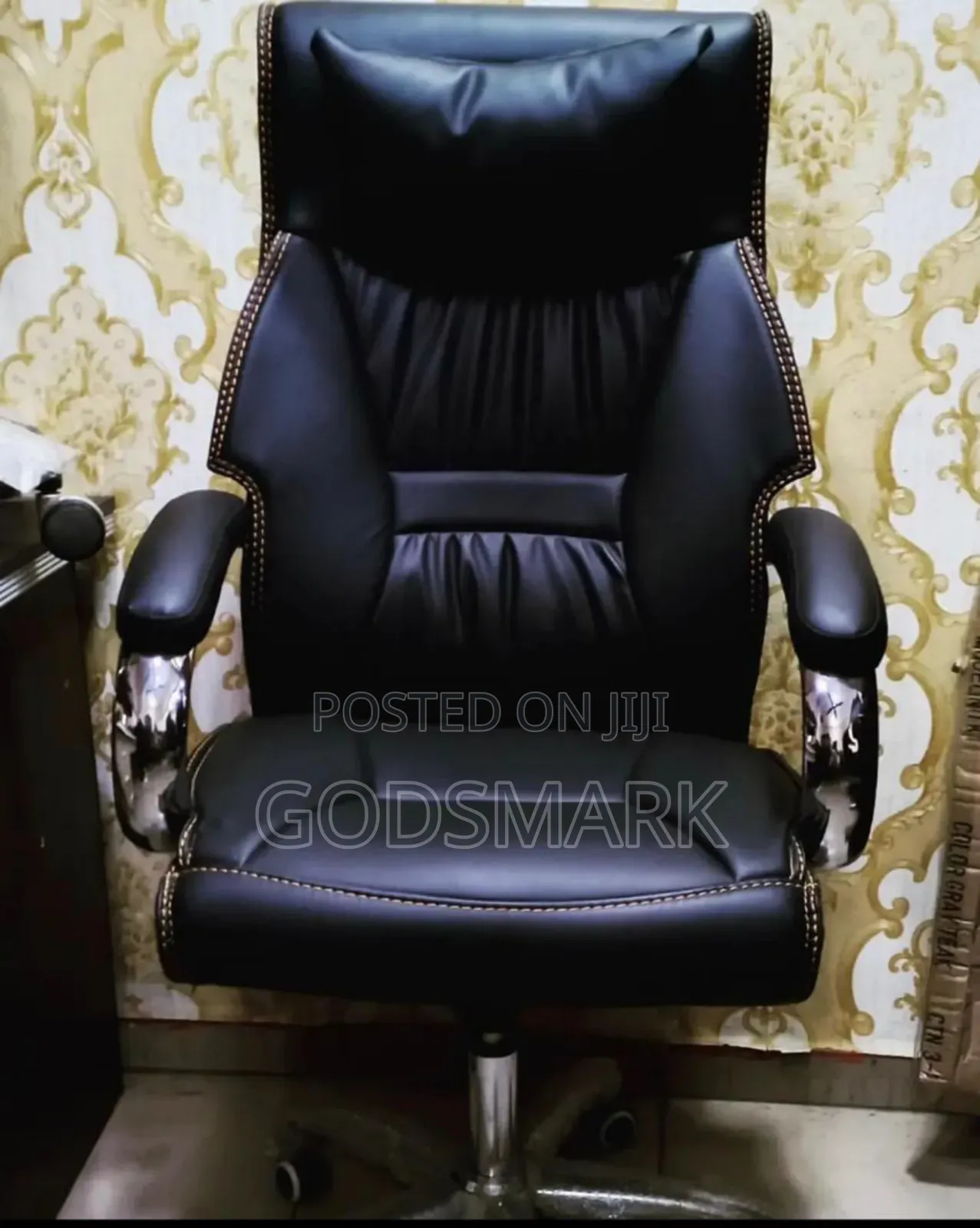 Executive Office Chair Swivel in Black Colour.