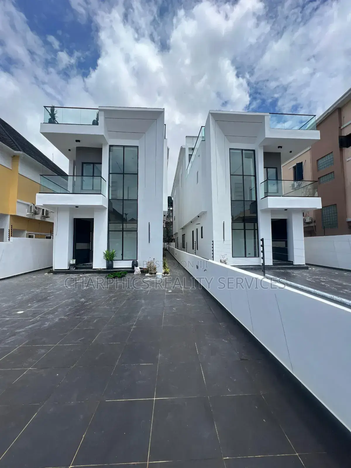 5bdrm Duplex in Chevron for sale
