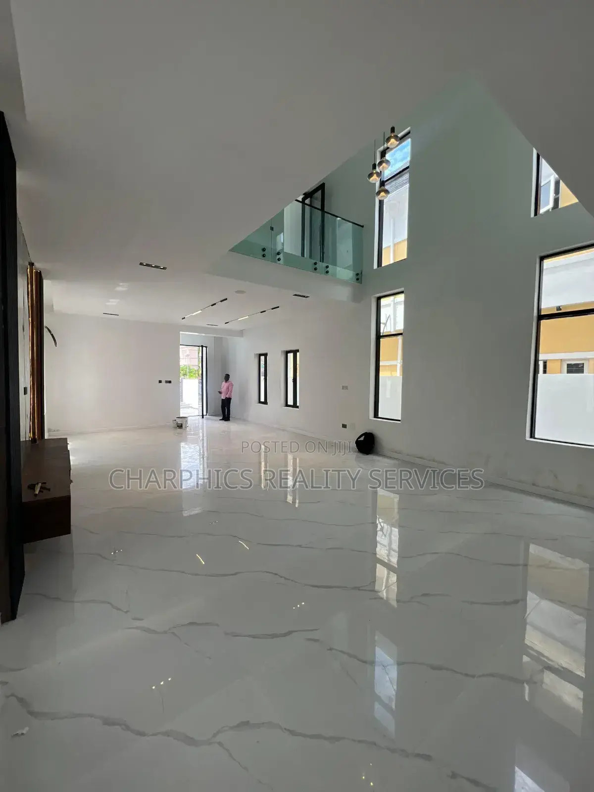 5bdrm Duplex in Chevron for sale