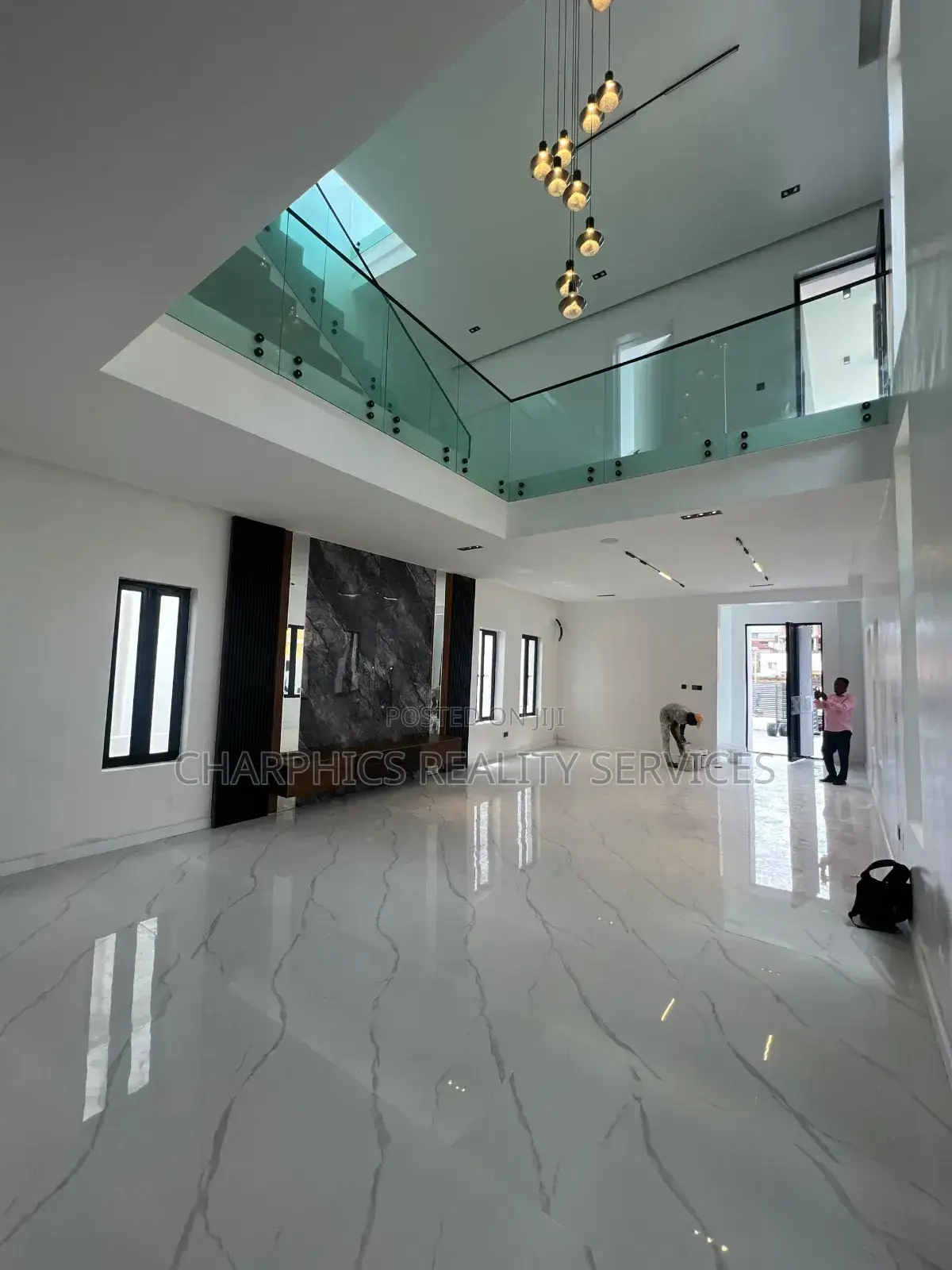 5bdrm Duplex in Chevron for sale