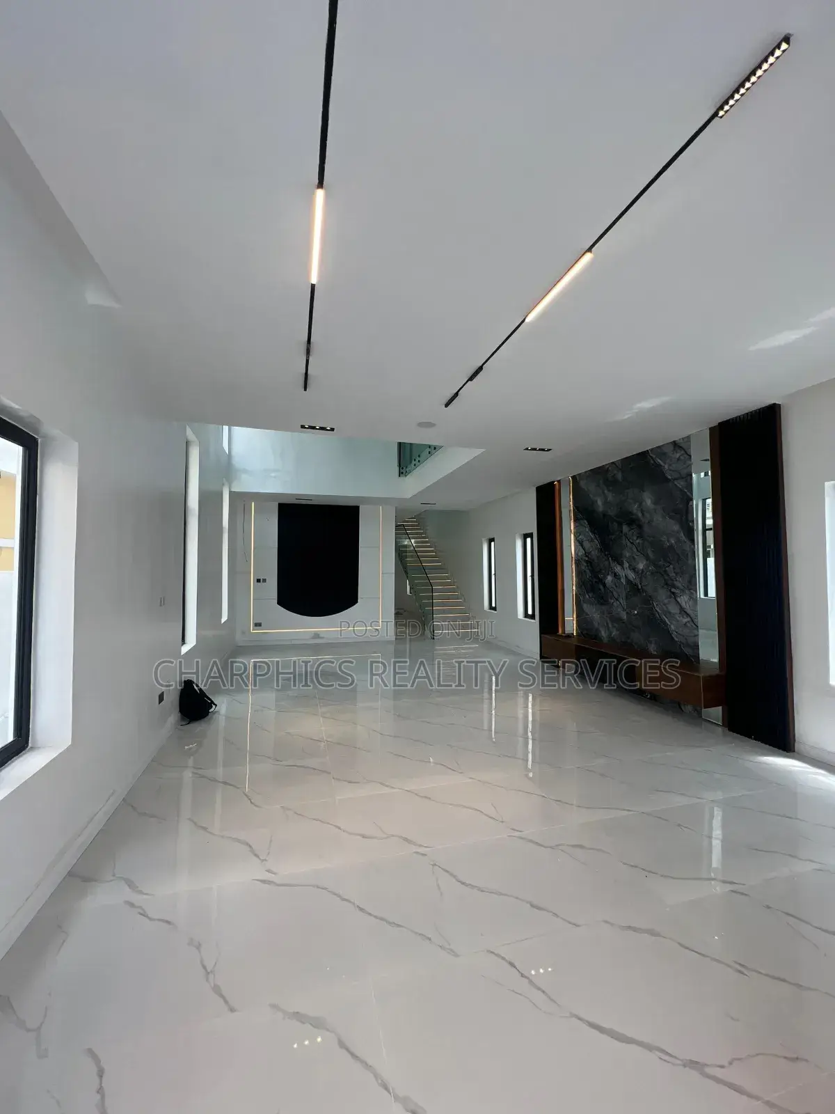 5bdrm Duplex in Chevron for sale