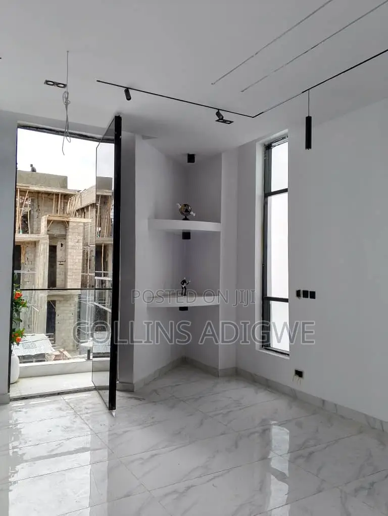 5bdrm Duplex in Chevron Main for sale
