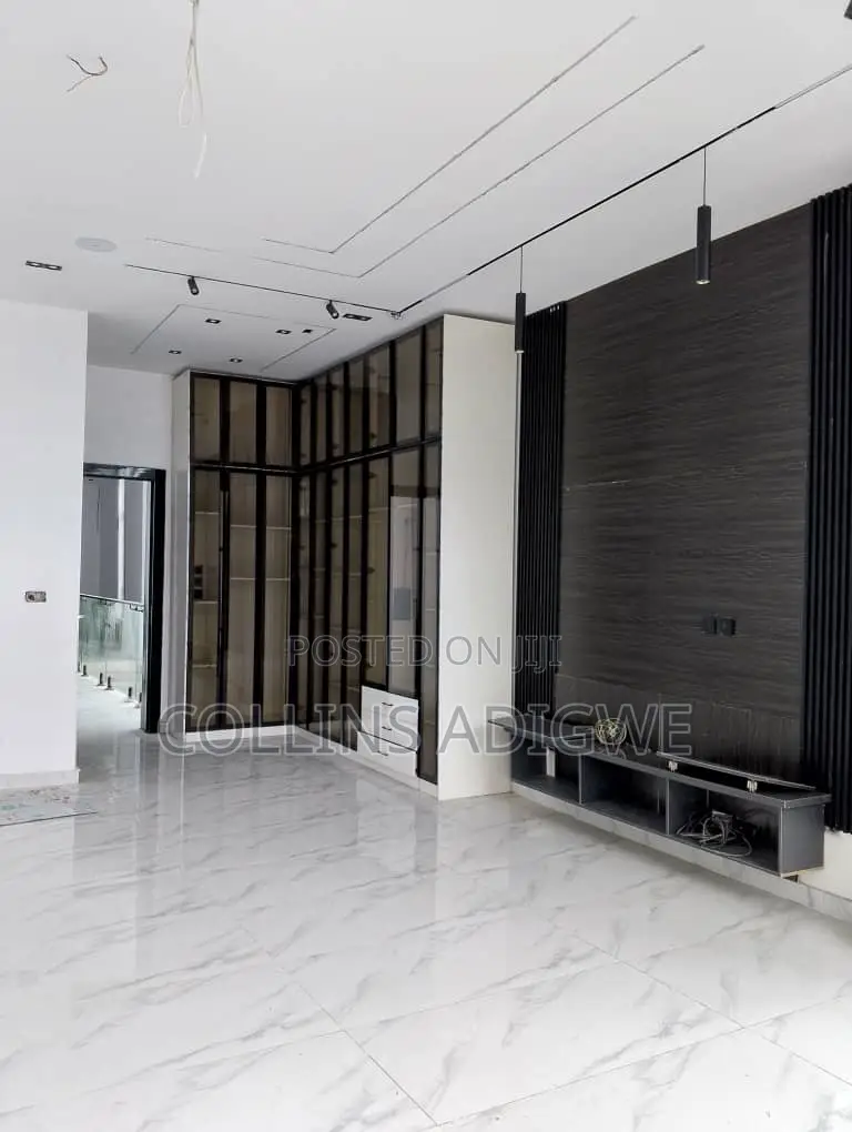 5bdrm Duplex in Chevron Main for sale