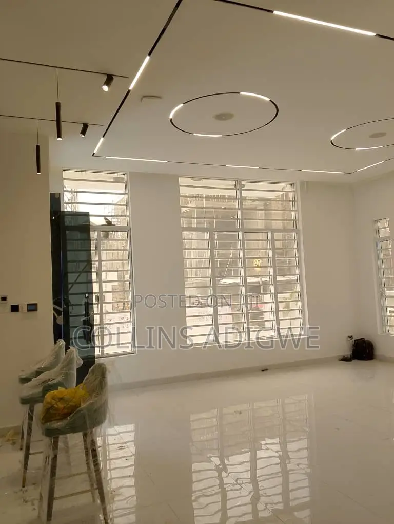 5bdrm Duplex in Main Chevron for sale