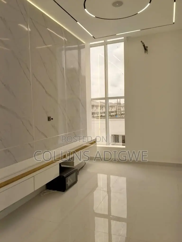 5bdrm Duplex in Main Chevron for sale