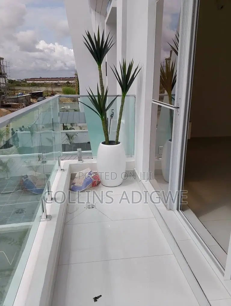 5bdrm Duplex in Main Chevron for sale