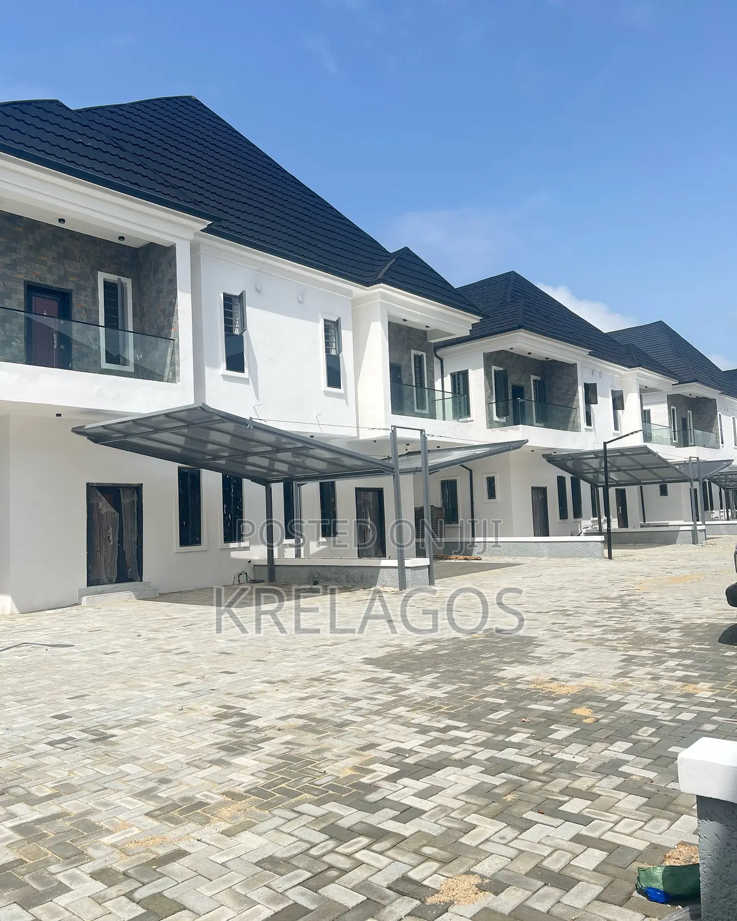 4bdrm Duplex in Chevron for sale