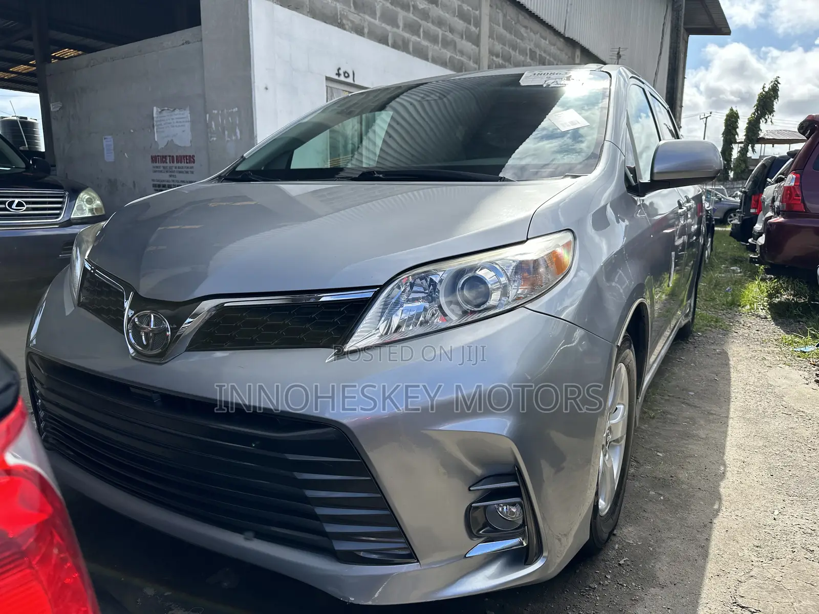 Toyota Sienna LE (3.5L 6cyl 8A) 2018 Silver