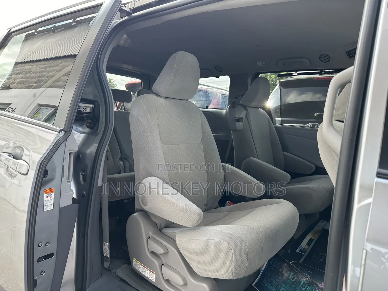 Toyota Sienna LE (3.5L 6cyl 8A) 2018 Silver