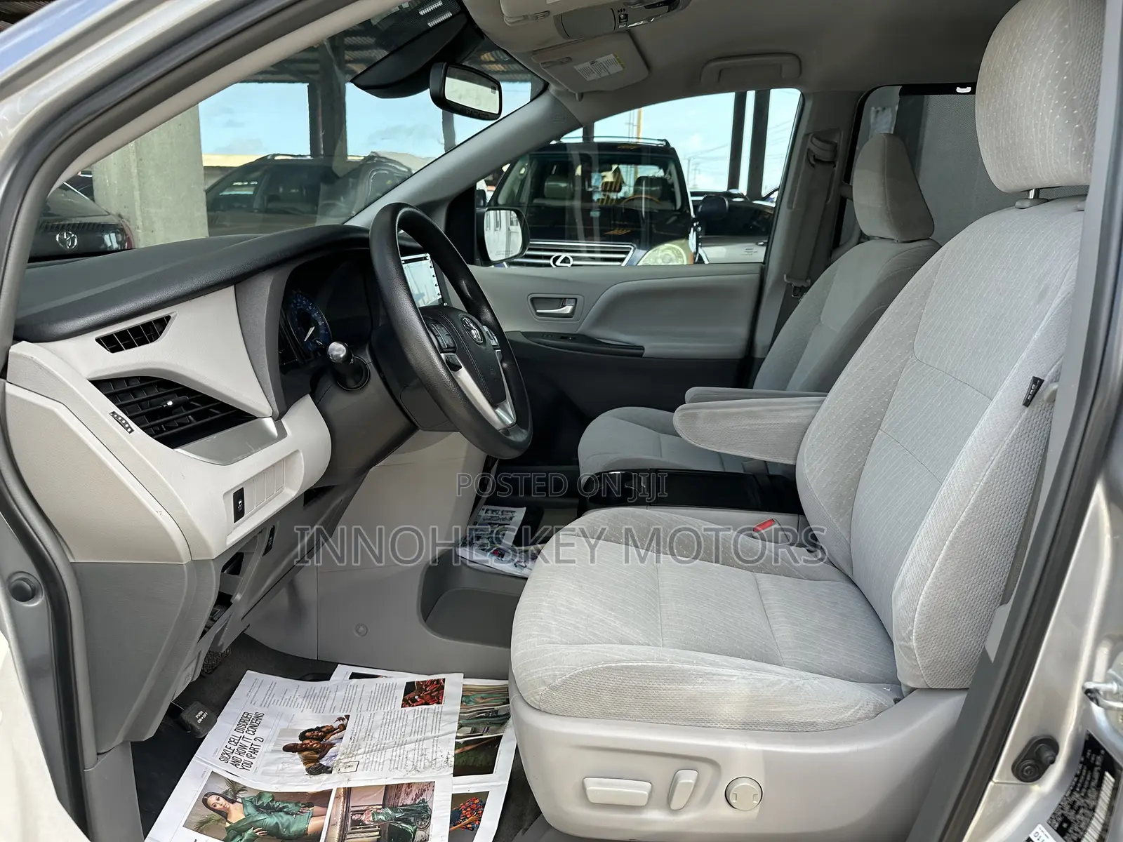 Toyota Sienna LE (3.5L 6cyl 8A) 2018 Silver