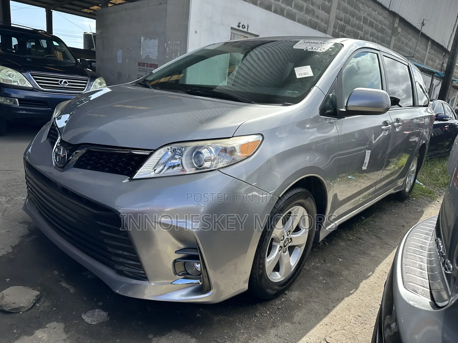 Toyota Sienna LE (3.5L 6cyl 8A) 2018 Silver