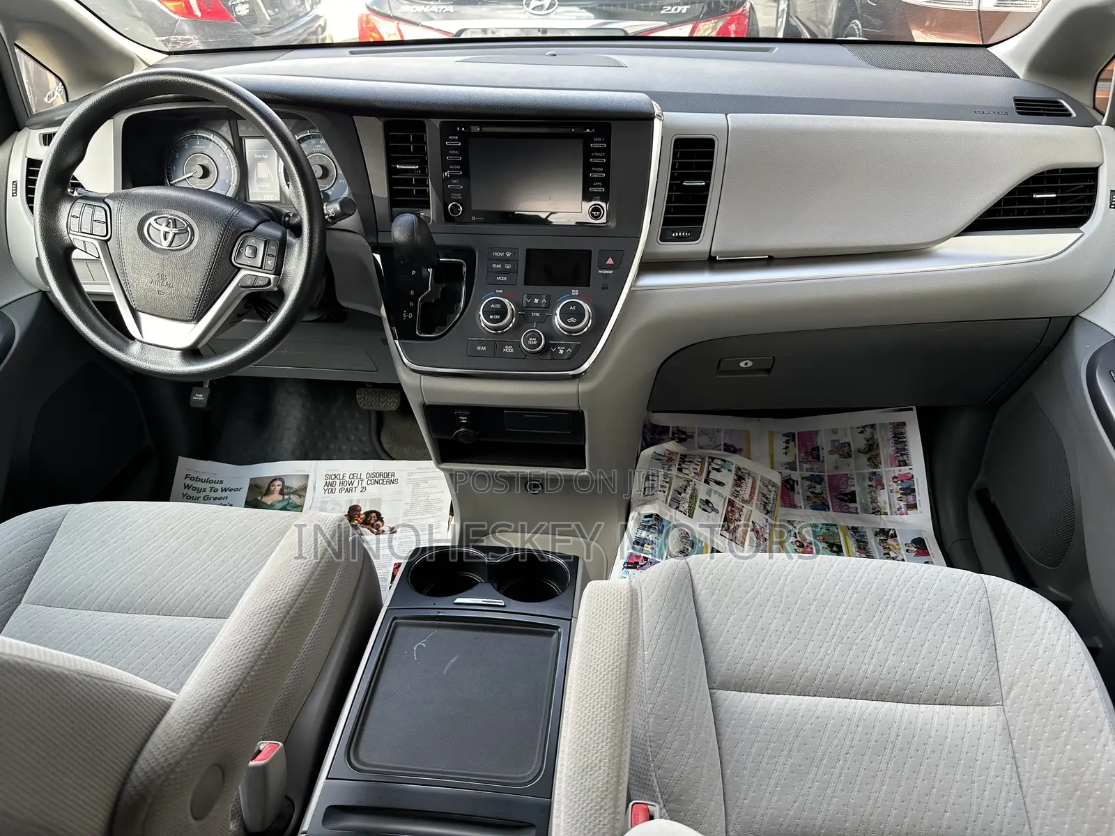 Toyota Sienna LE (3.5L 6cyl 8A) 2018 Silver