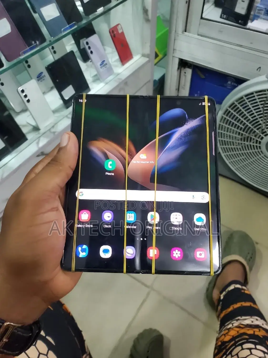 Repair Samsung Z Fold Blind Screen And iPhone 13 / 13 Promax