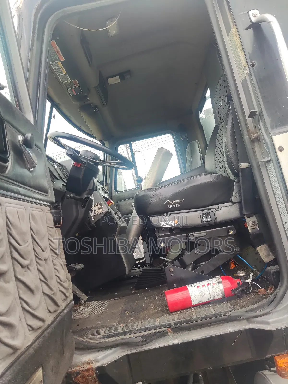 Mack Truck Head 10 Tyres With Auxiliary