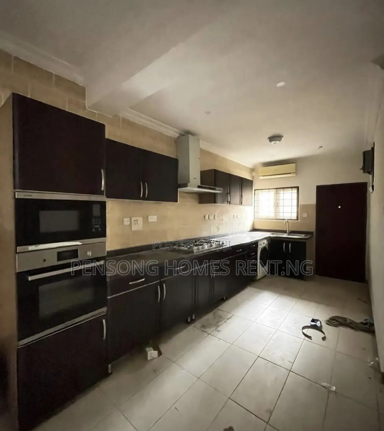 8bdrm Apartment in Lekki Phase 1 for rent