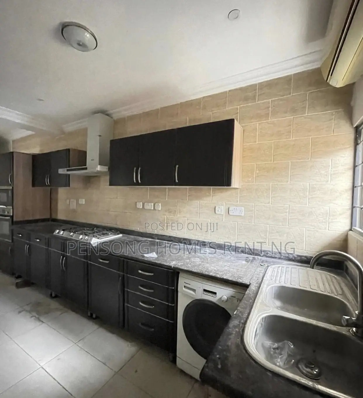 8bdrm Apartment in Lekki Phase 1 for rent