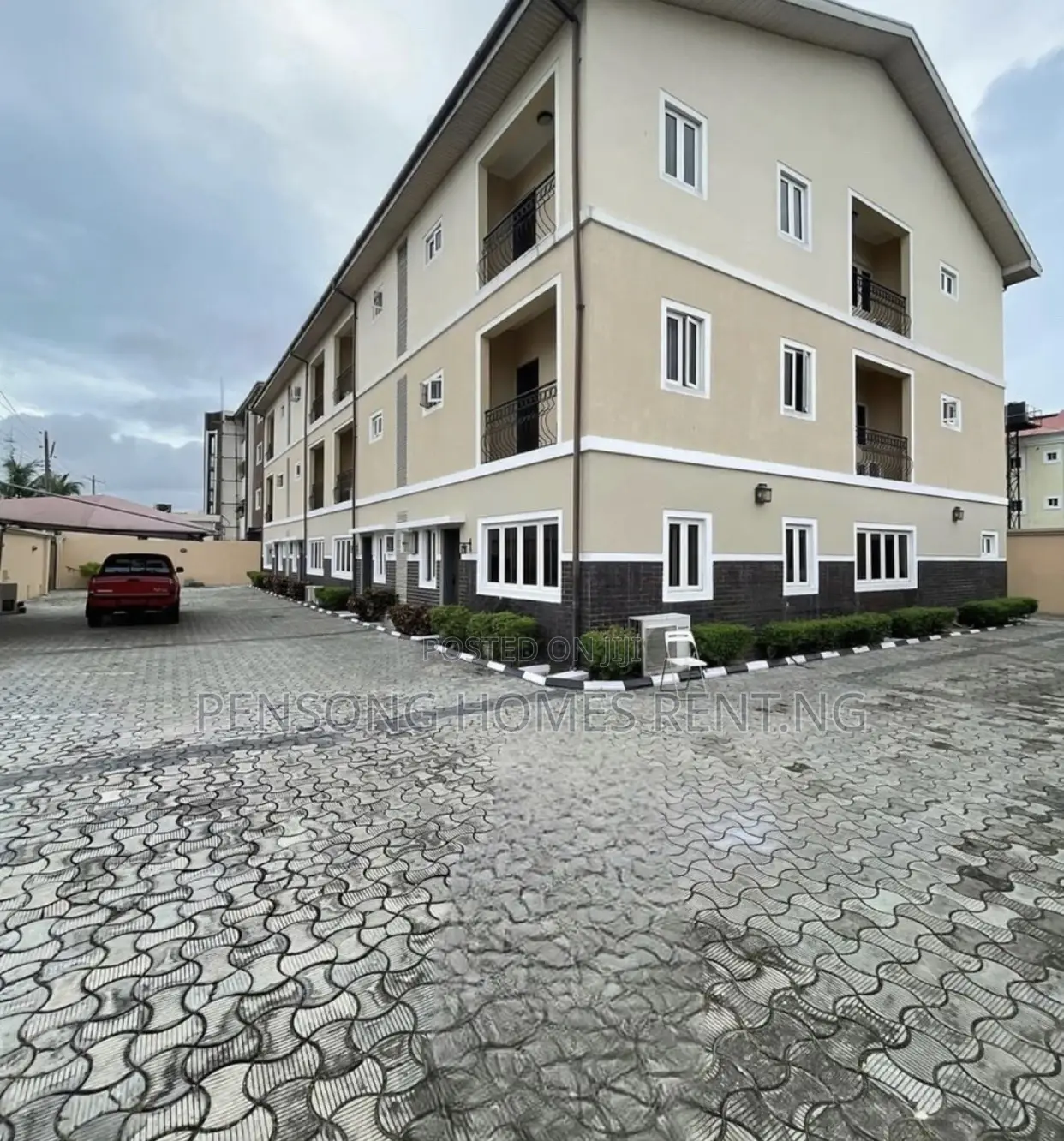 8bdrm Apartment in Lekki Phase 1 for rent